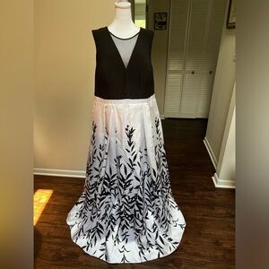 Formal full length dress. Great for a wedding guest or any formal occasion.